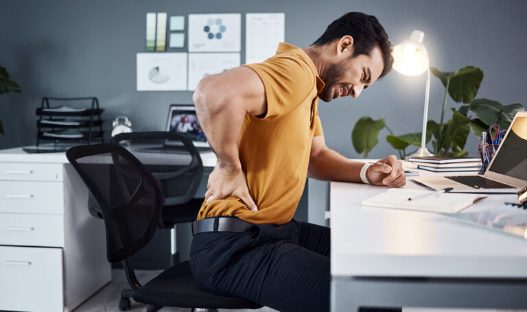 Ból kręgosłupa lędźwiowego od siedzenia – jakie ćwiczenia warto wykonywać?