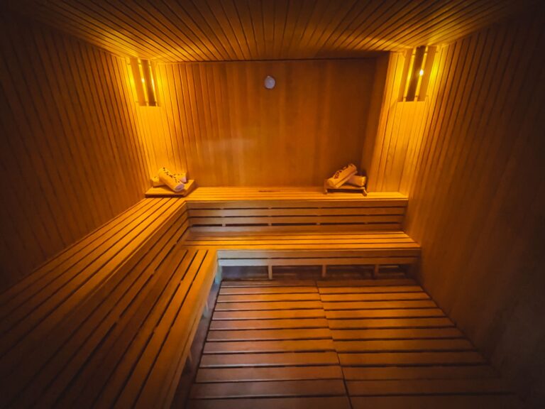 Sauna po treningu: korzyści dla regeneracji mięśni i praktyczny protokół