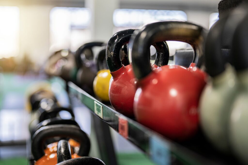 Kettlebell ćwiczenia dla początkujących: jak zacząć i dobrać wagę